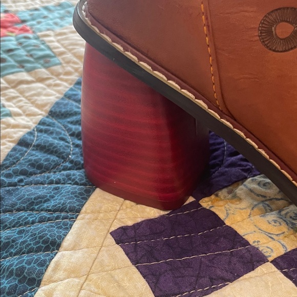 Chelsea Crew Tan Lace-Up Women's Boots - Picture 11 of 13